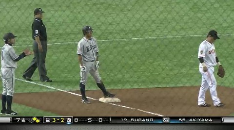 7回表1秋山送りバント3塁2塁 (1)