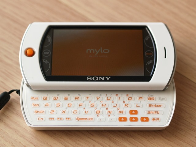 Psp Goを今更買ってみました Mylo Com 2も引っ張り出して比べてみます 小さいって事は Psp Goを今更買ってみました Mylo Com 2も引っ張り出して比べてみます 小さいって事は