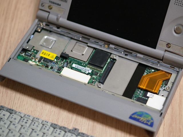 TOSHIBA Libretto M3の分解作業 : 小さいって事は・・・
