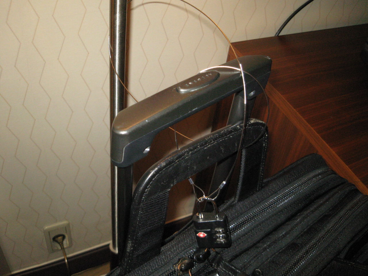 旅行鞄の盗難防止ワイヤー 塗装技術コンサルティング最前線