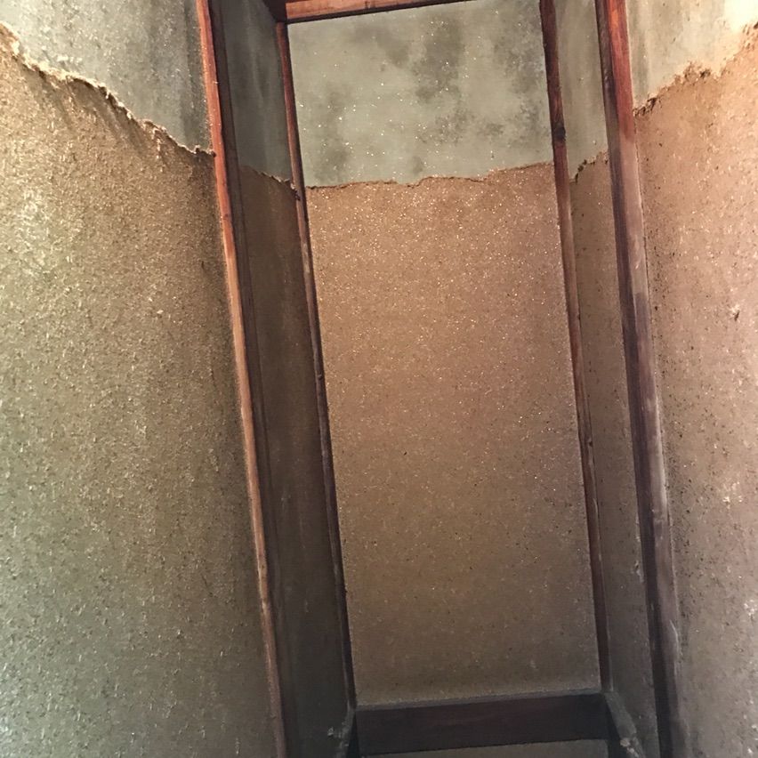 階段周りと一階の繊維壁剥がし 渋谷で働くスノーボーダー 階段周りと一階の繊維壁剥がし 渋谷で働くスノーボーダー