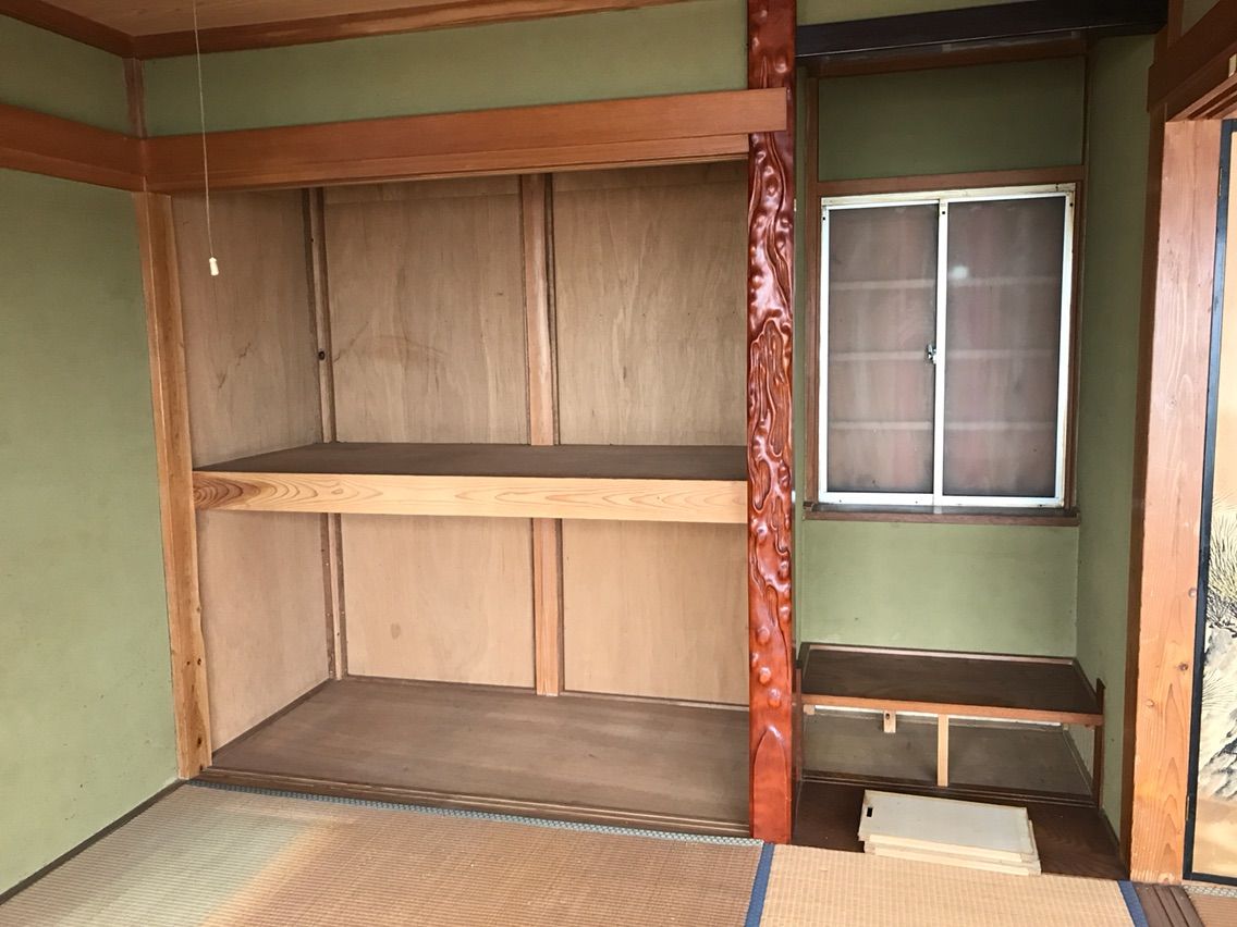 押入れの壁を抜く 渋谷で働くスノーボーダー