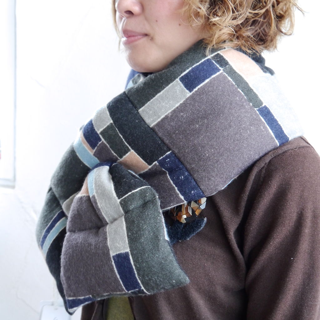 2012年秋の新作 ミナペルホネン の ダウンマフラーの紹介（大人用