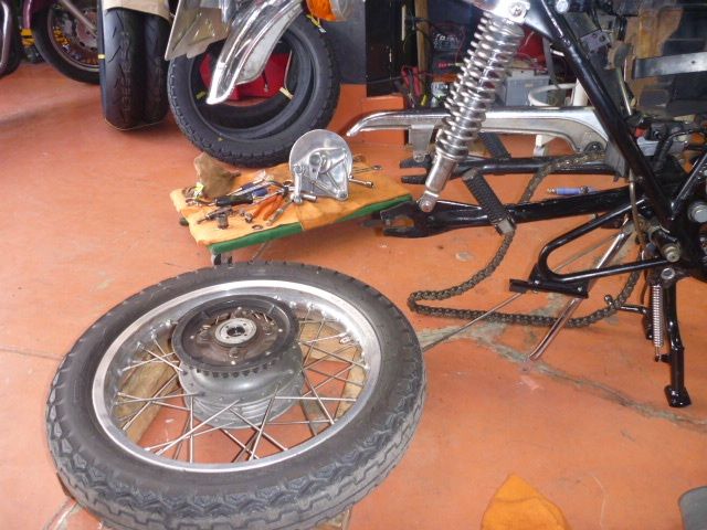タイヤ交換 : PeKeの「復活する日まで」CB400Four タイヤ交換 : PeKeの「復活する日まで」CB400Four
