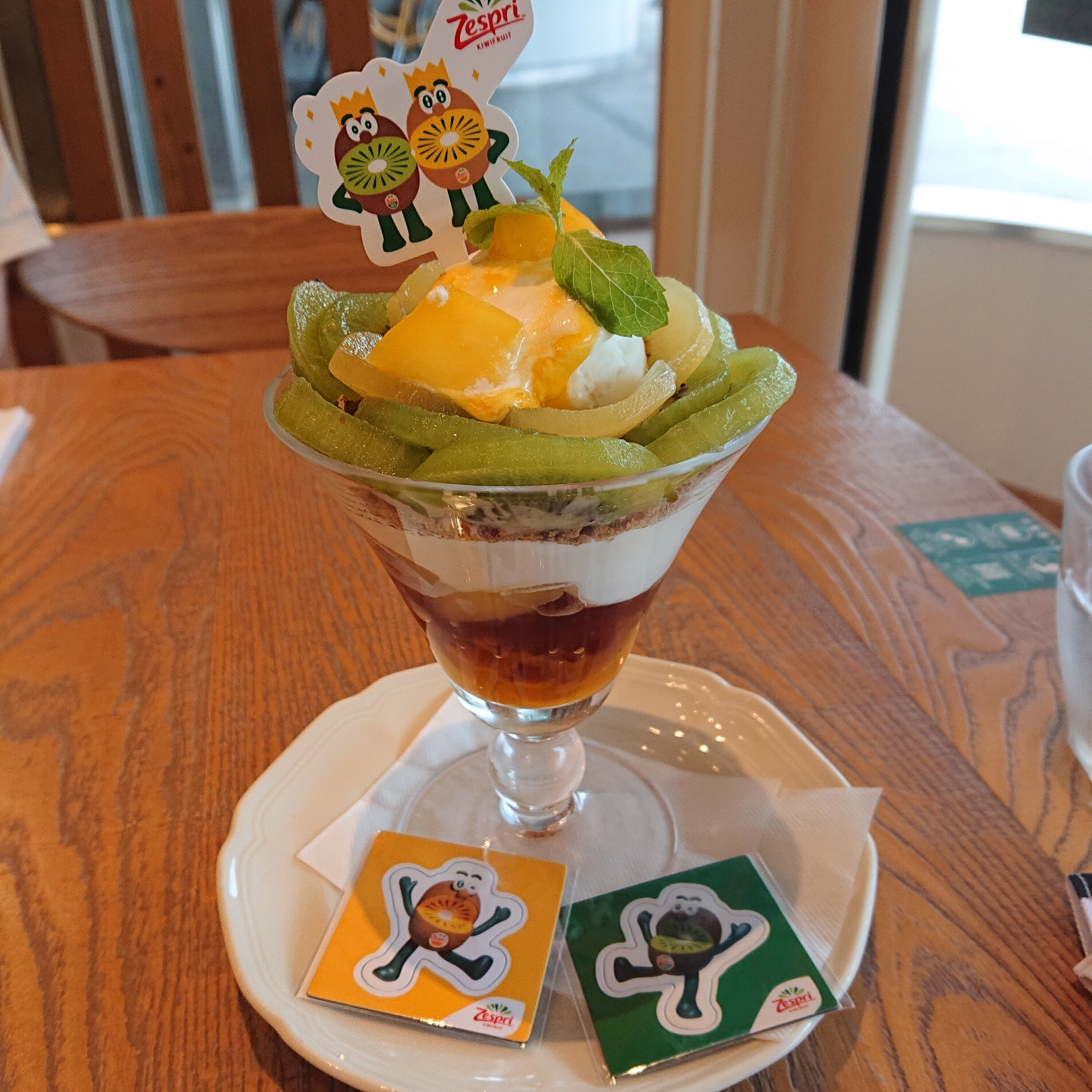 Afternoon Tearoom アフタヌーンティールーム で ゼスプリキウイとアールグレイジュレのパフェ を 冥王星へ連れてって
