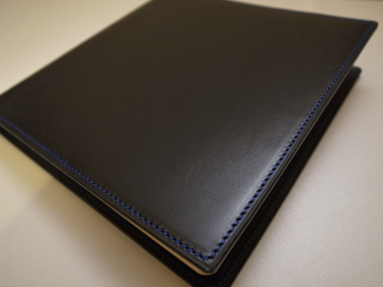 ル・ボナー パスポートケース クリスペルカーフ ネイビーブルー