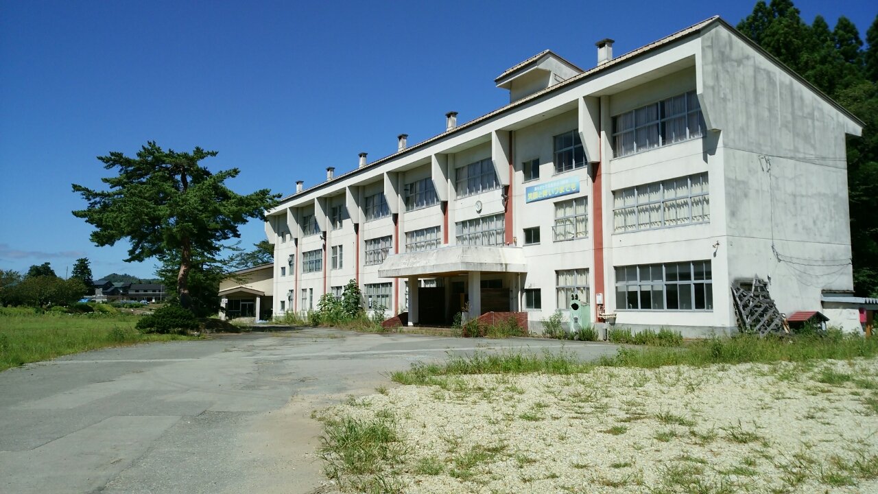 廃校 山形県尾花沢市 旧 尾花沢市立 名木沢小学校 と 田んぼアート Manchotののんべんだらり 廃校 山形県尾花沢市 旧 尾花沢市立 名木沢小学校 と 田んぼアート Manchotののんべんだらり