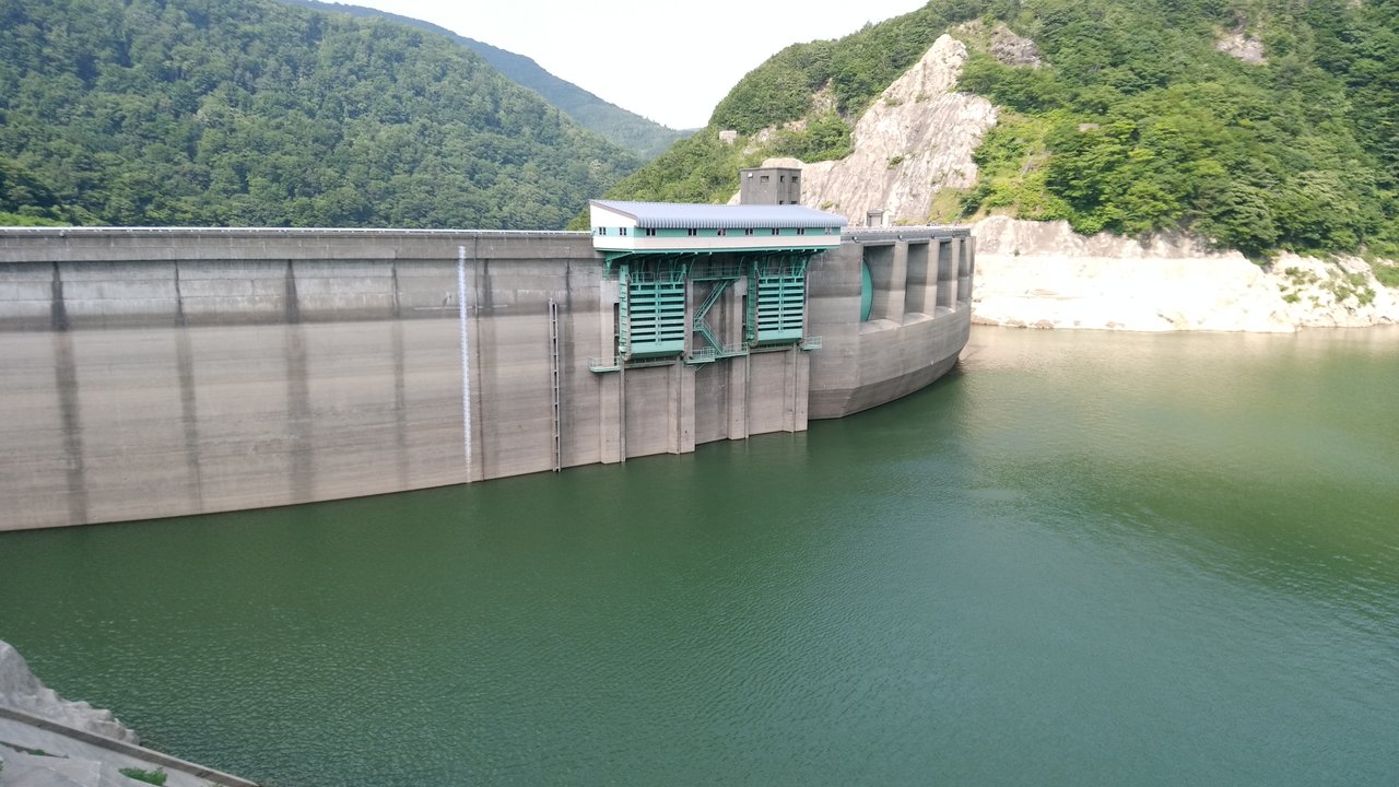岩手県西和賀町 湯田ダム と 湯田貯砂ダム Manchotののんべんだらり