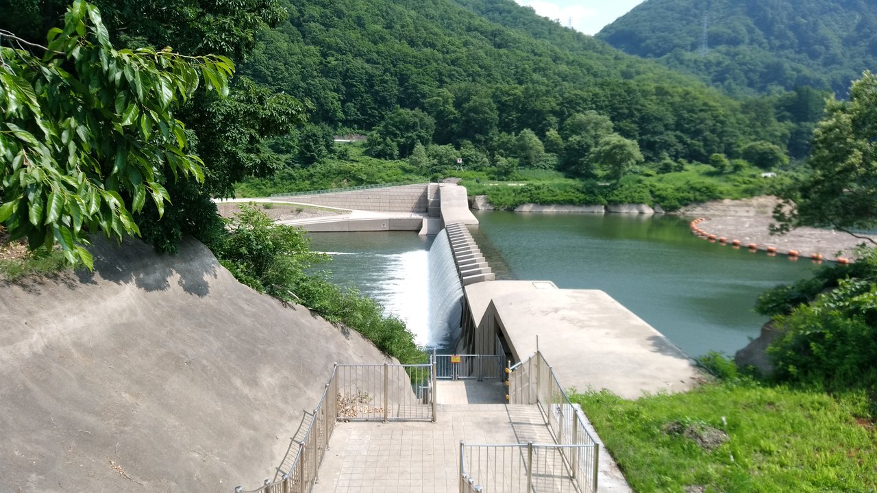 岩手県西和賀町 湯田ダム と 湯田貯砂ダム Manchotののんべんだらり