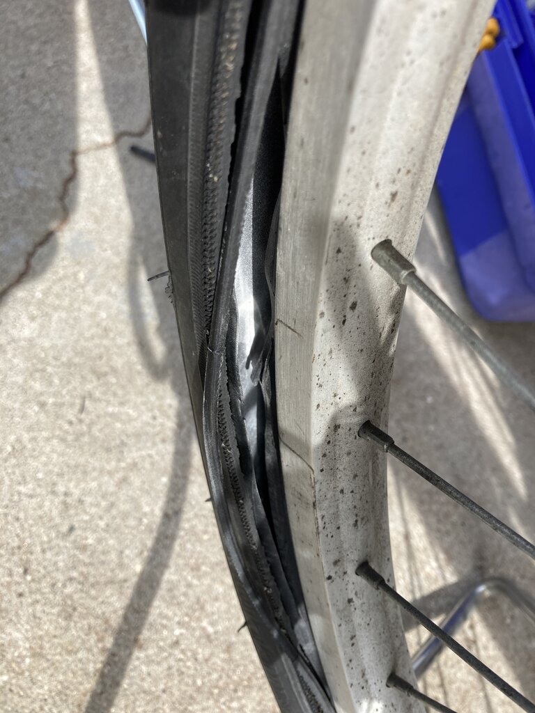 娘の自転車がパンクした・・・反抗期には困ったもんです : カメラと