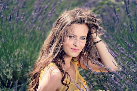 girl-1472185_1920