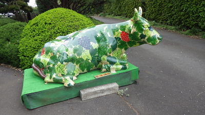 ぶどう園入り口の牛