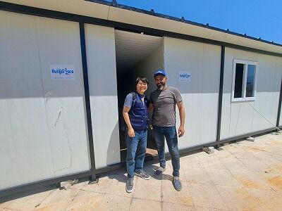 ハンガーゼロ支援幼稚園園舎にて申スタッフ