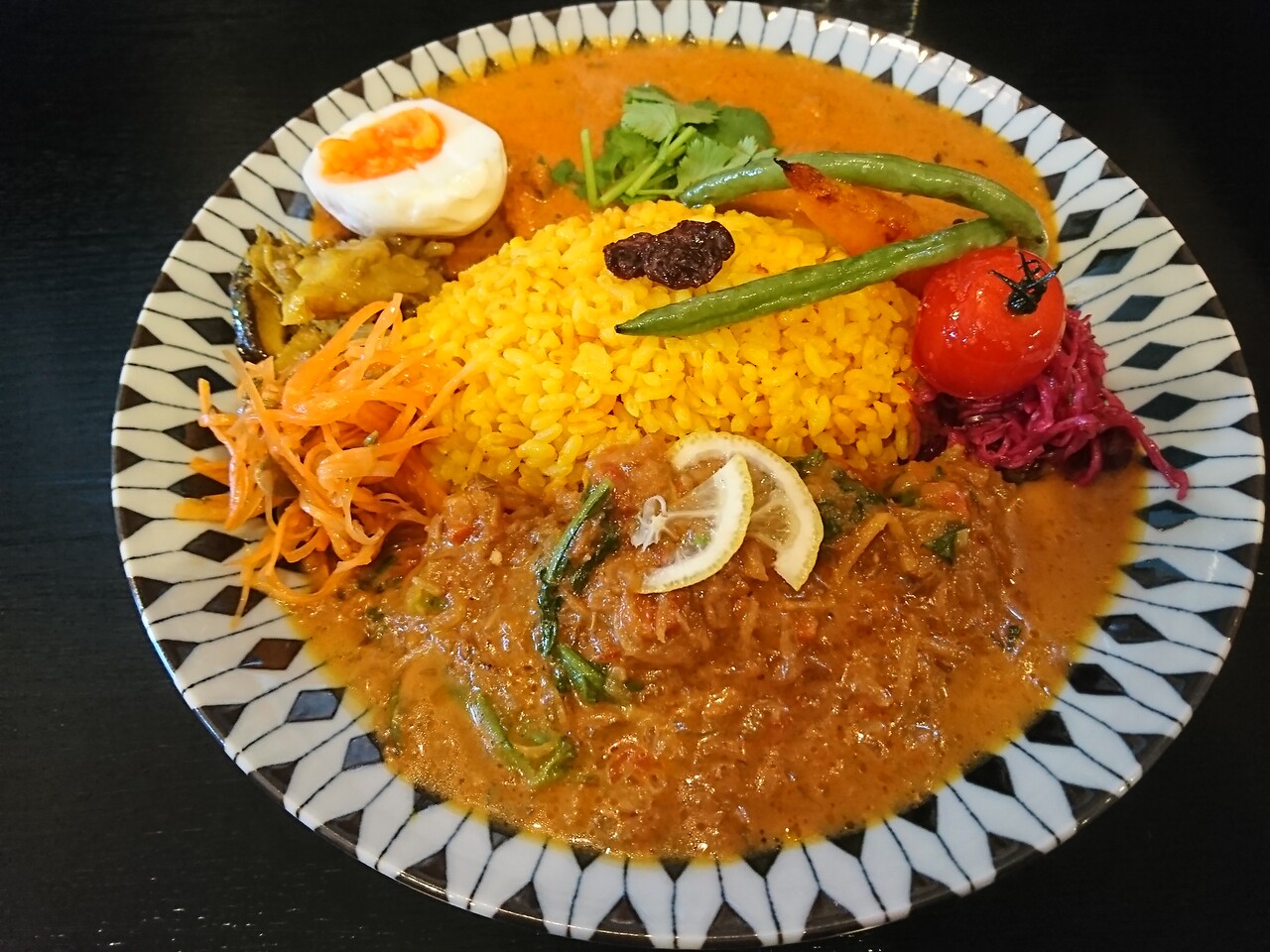 ポムズカリーでたらと春菊のカレーとバターチキンカレーのあいがけ 富山で飲み食い おぼえ書きブログ