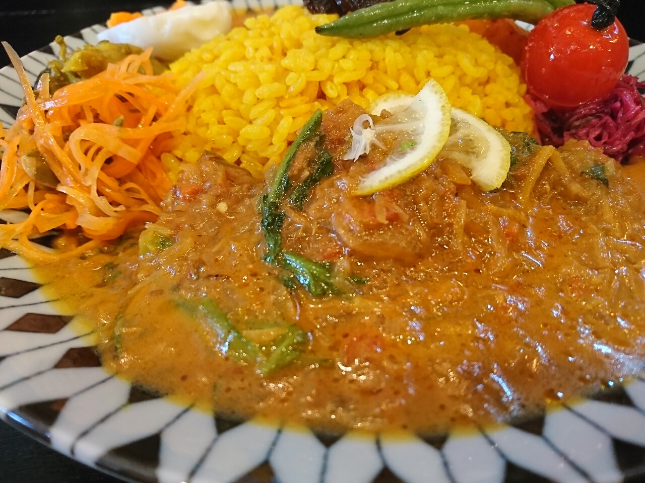 ポムズカリーでたらと春菊のカレーとバターチキンカレーのあいがけ 富山で飲み食い おぼえ書きブログ