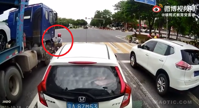 中国でスクーターの女性が大型車の前に割り込んだ結果、ベキベキと踏まれることに！
