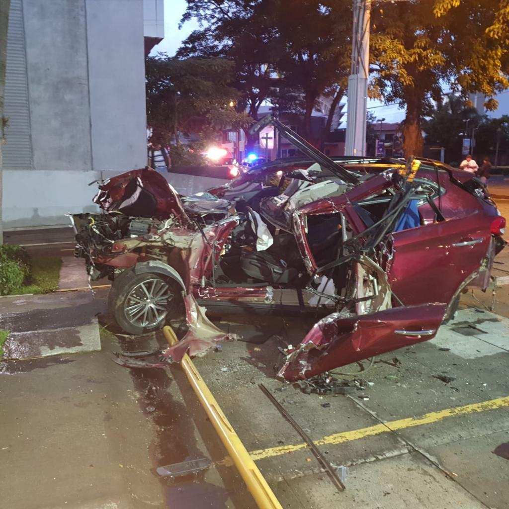 エキセントリックな駐車の仕方 ぐっちゃぐちゃになった車から運転手が生きてでてきたっ ラッキーとしか言いようがない 夜ふかしのすすめ エキセントリックな駐車の仕方 ぐっちゃぐちゃになった車から運転手が生きてでてきたっ ラッキーとしか言いようがない 夜ふかしのすすめ