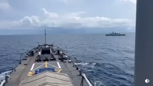 中国海軍船が本気のフィリピン海軍船を見て慌てて逃げ出している！？　やるじゃんフィリピン海軍ｗ
