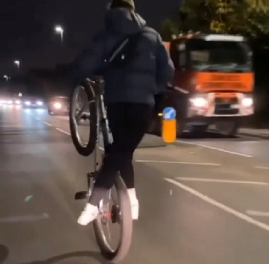 BMXのトリックを路上で自慢してた男！　路上ではやらない方がいい理由がこれ