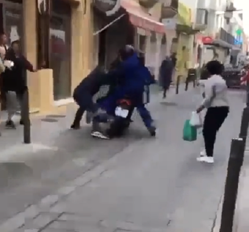 スペインで２人組の強盗が近くの人たちに捕まりボコられまくっているのだが！ｗ