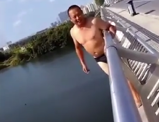 橋から川に飛び込んだ男が浮いてこない！　浮いてきた時には変わり果てた姿に…