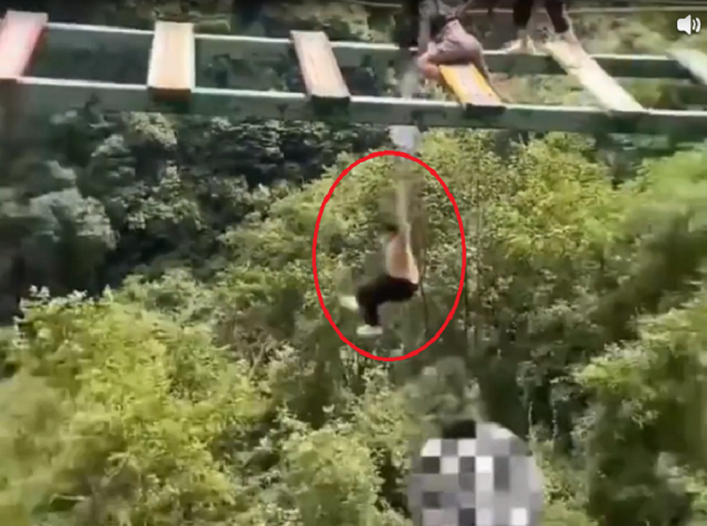 中国の障害物コースの「吊り橋」から相次いで落下する事故が起きていたようです！（3つのビデオ