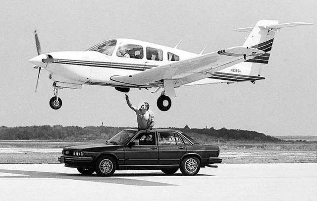 飛行機と並走する車から出てこない着陸装置を出すことにした男たち！