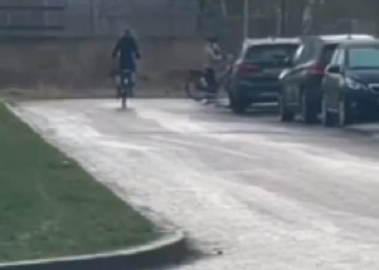 自転車が次々とみんなすっ転ぶ凍った道！　とっても寒い朝だったのねｗ