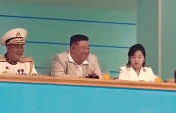 金正恩がバレーボールの試合を観戦したりトラクターを運転して楽しんでいる貴重な映像！？（２つのビデオ）
