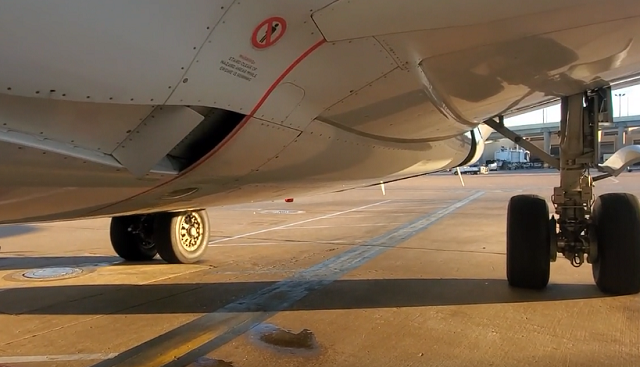 飛行機の内部を見たことありますか？　こんな凄いことになっていたｗ