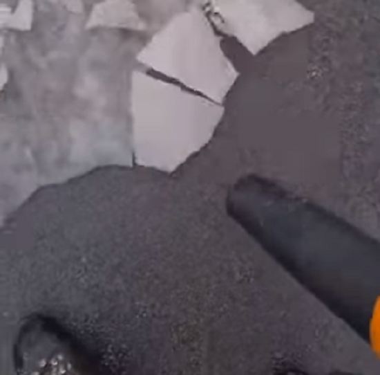 凍結した道路から氷を簡単に除去する方法がこれ！　ブロアーで剥がれるもんなんだ！？