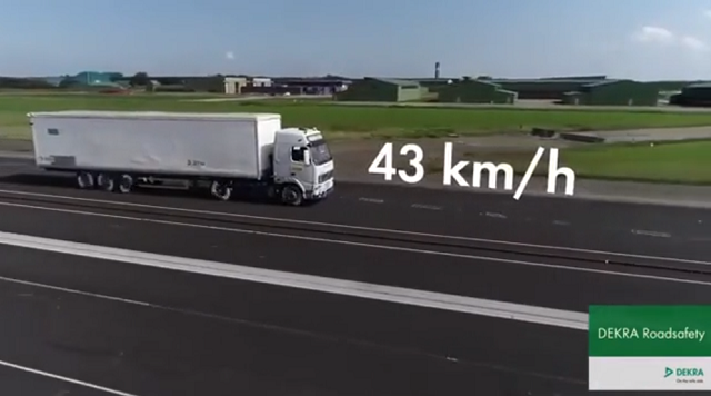 大型トラックのわずか「43km/h」の速度がいかに危険かがよく分かる映像！　普通車は助からないな…