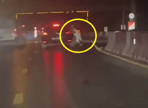 走行中の車を襲撃した命懸けすぎる強盗がいる風景！ｗ　あっ、落ちたｗ