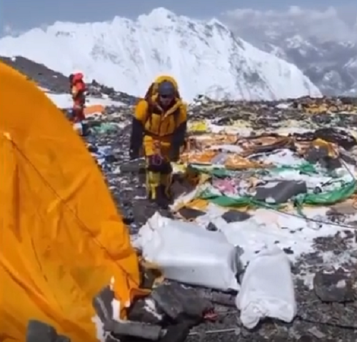 エベレストが世界一高い場所に有る「ゴミ捨て場」となっている現状が酷すぎる！（2つの動画）