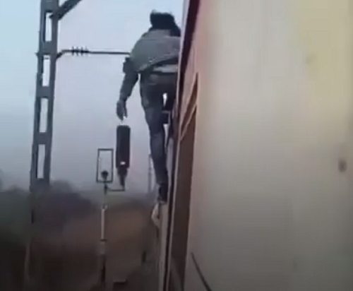 電車サーフィンをしようとした男がバチッと感電した！（２つのビデオ）