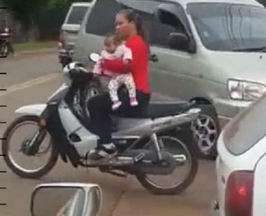 赤ちゃんを小脇に抱えバイクに乗るお母さんが転倒…言わんこっちゃない！