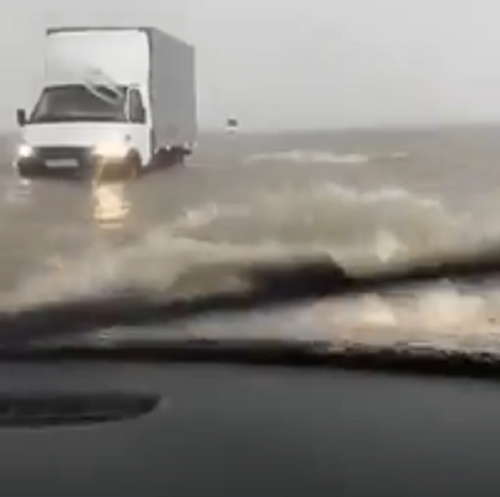 ロシアのどこかにある水の中の道路を走るとこんな感じって、道路が見えてるのか！？ｗ