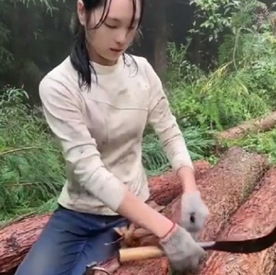 女性の力で「2本の丸太」を１人で運ぶ方法がこれ！！