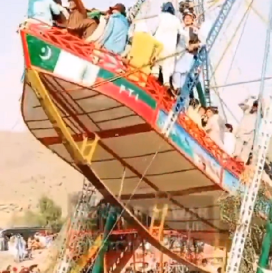 パキスタンの遊園地でスイングライドが崩壊してしまった！（2つのビデオ）