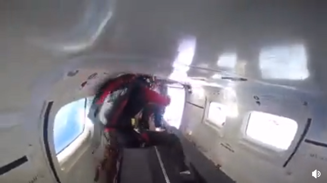 スカイダイバーがジャンプする直前に飛行機が失速し墜落を始め大慌てで飛び出す羽目に！