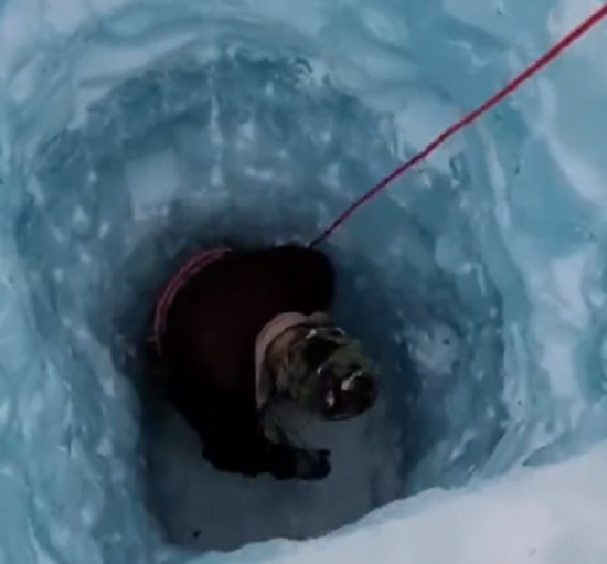 シベリアでの氷上穴釣りが過酷すぎるようですｗ　穴を開けるだけで重労働だな！