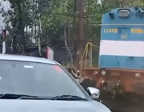 インドの列車はよく渋滞に巻き込まれてしまうようです！ｗ