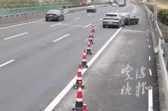 中国の高速道路では事故が起きると「ロボットコーン」自動で配置され活躍するようです！