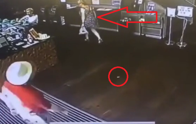 店内を歩く普通の女性がとんでもない爆弾を投下していった！　凄い技だｗ
