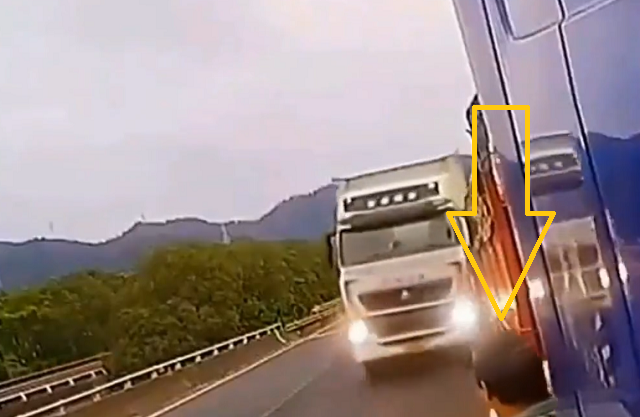 追い越すトラックが近すぎて運転手が摺り潰されそうになる恐ろしすぎる瞬間！