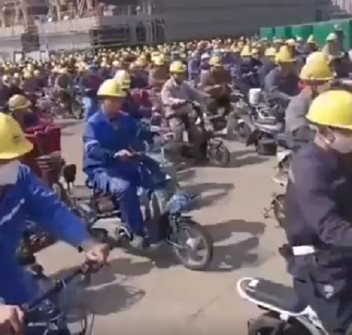 中国の造船所で働く労働者たちのラッシュアワーの様子が凄い！ｗ