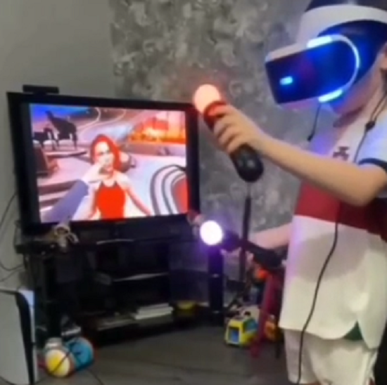 VRをやっていた男の子は親の前でやっていたことを忘れてたようです！ｗ