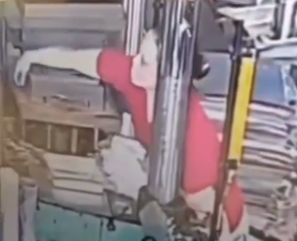 プレス機に腕を挟まれセンベイみたいにぺちゃんこになってしまった女性！　見てるだけで痛い！