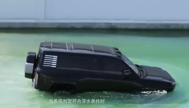 中国の新型SUVには緊急浮遊モードがあり車体を30分間水面に浮かべ時速3kmで航行することができるようです！（２つのビデオ）