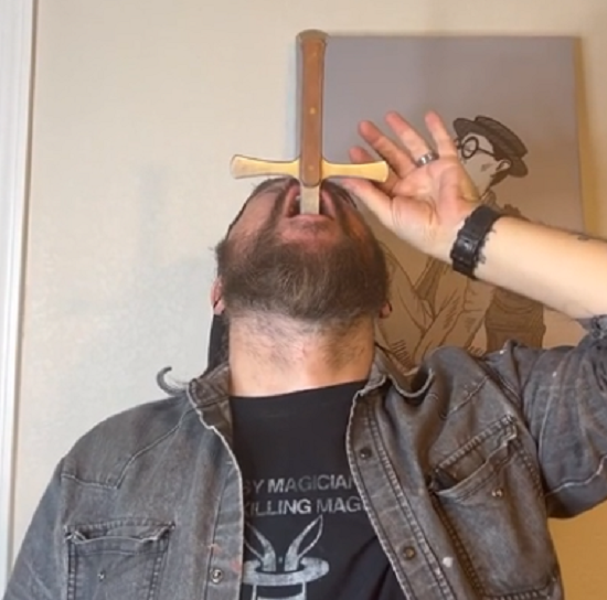 剣を飲み込むトリックを安全に行うタネ明かしをするよって、こんな風にしてたんだ！ｗ